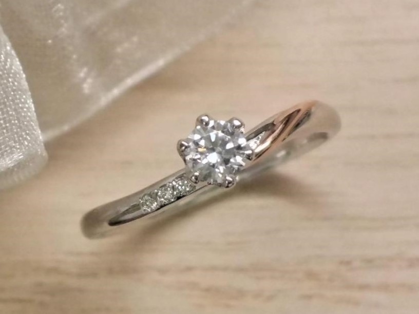 クラウン宝飾の婚約指輪は、オリジナルデザインも充実しています